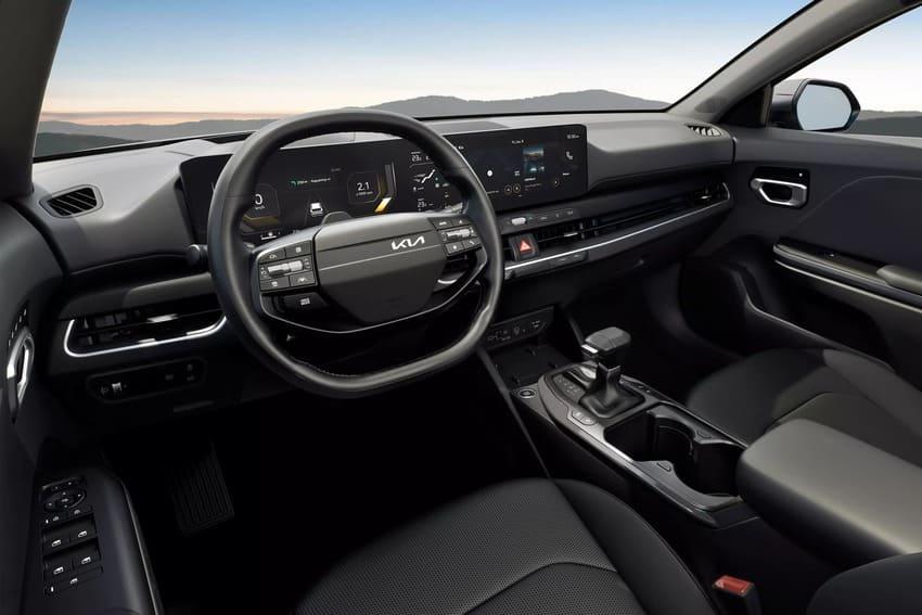 結合 12.3 吋數位儀表、5.3 吋空調面板及 12.3 吋觸控螢幕的橫貫式駕駛介面是內裝亮點所在。