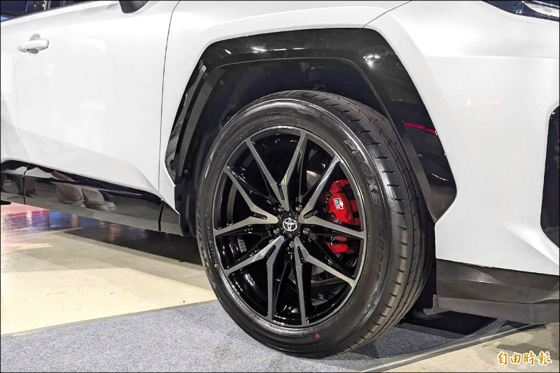 RAV4 GR Sport 4WD配置20吋雙色鋁圈，設有GR紅色卡鉗營造強烈運動氣息。（記者陳英傑攝）