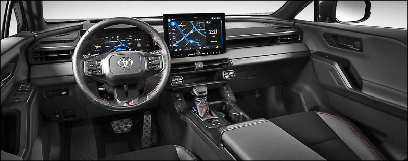 車艙配置12.3吋全彩數位式儀表板，搭配12.9吋日本原廠懸浮式音響主機。圖為RAV4 GR Sport 4WD車型。