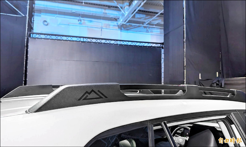 RAV4 Adventure 4WD設有專屬的越野型橋式車頂架，可加裝行李箱增加置物空間。（記者陳英傑攝）