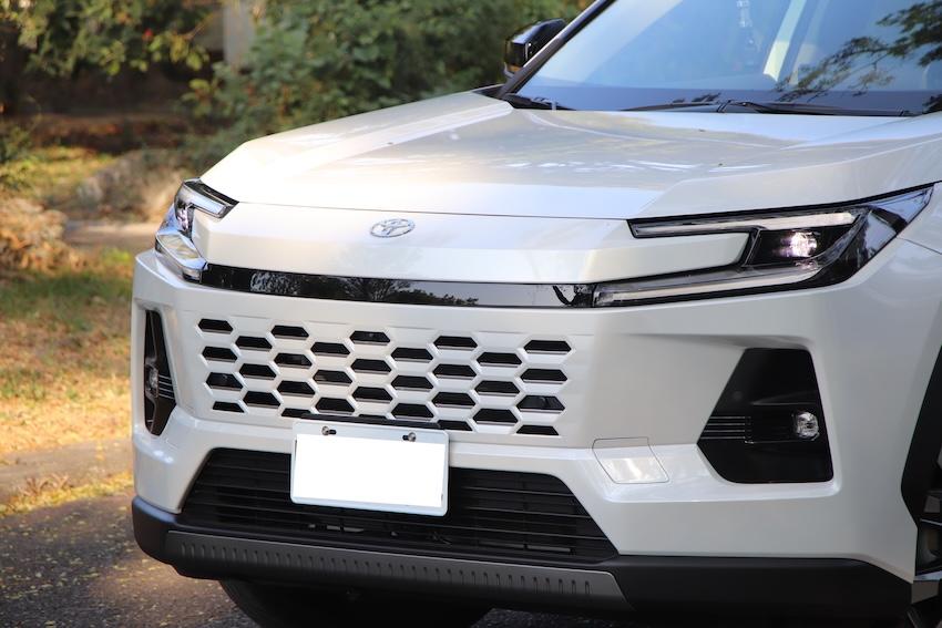 同色的水箱護罩，類似 Corolla Cross。