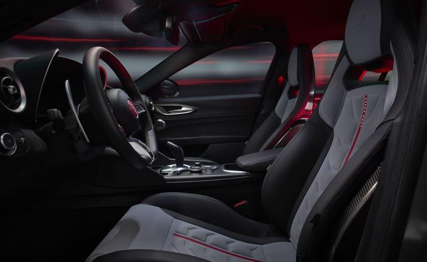 內裝配有結合 Luna Rossa 特色的雙前座 Sparco 賽車座椅。