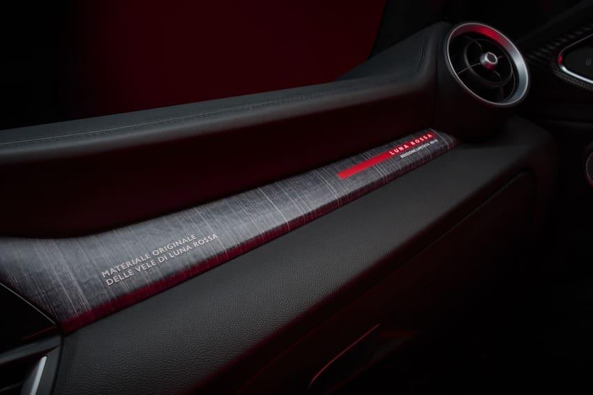 透過專屬內裝飾板強調兩大義大利競速品牌合作的紀念意義。