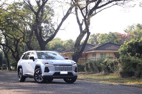 一年多 5000 元稅金得到更多好料！Toyota RAV4 旗艦車型試駕