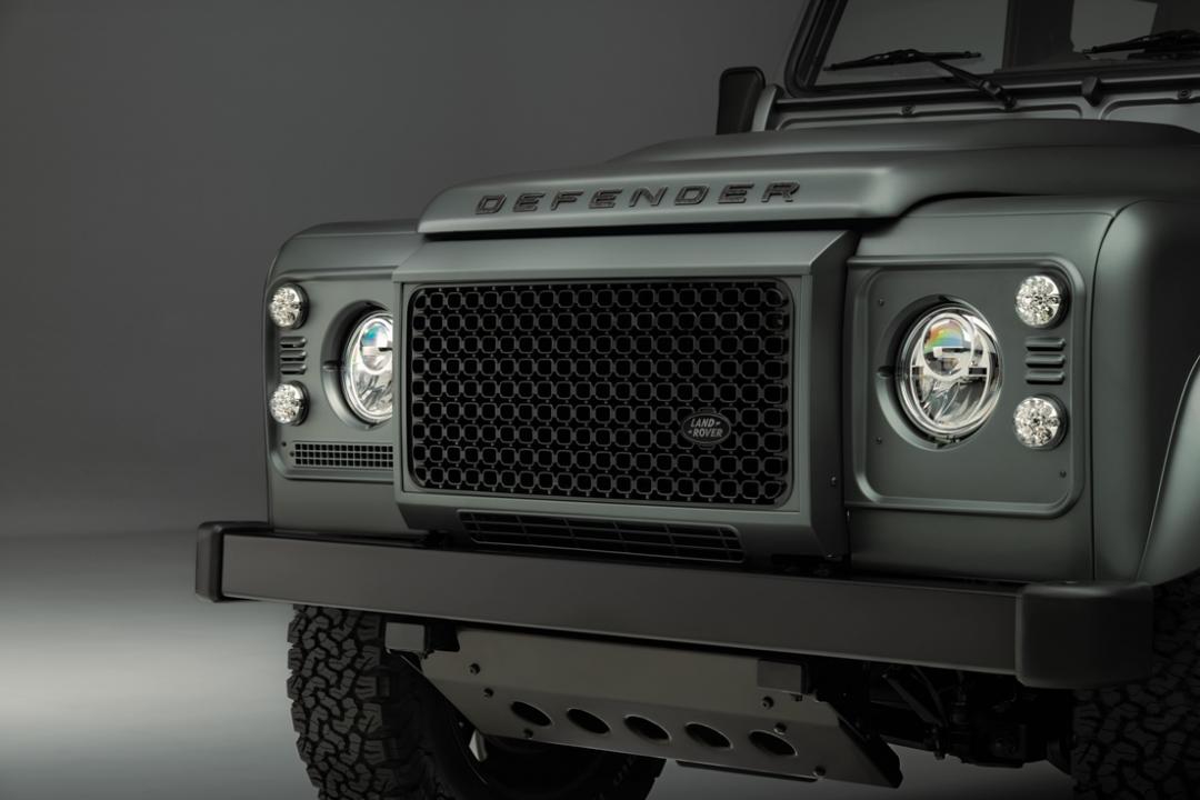 新式樣水箱護罩及鍛造碳纖維裝飾是車頭亮點所在。