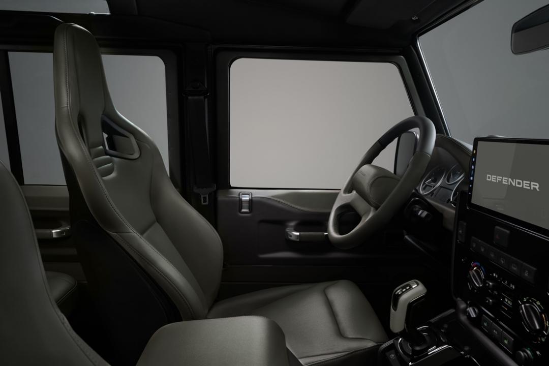 以手工縫製的Recaro跑車座椅為座艙增添熱血氣息。