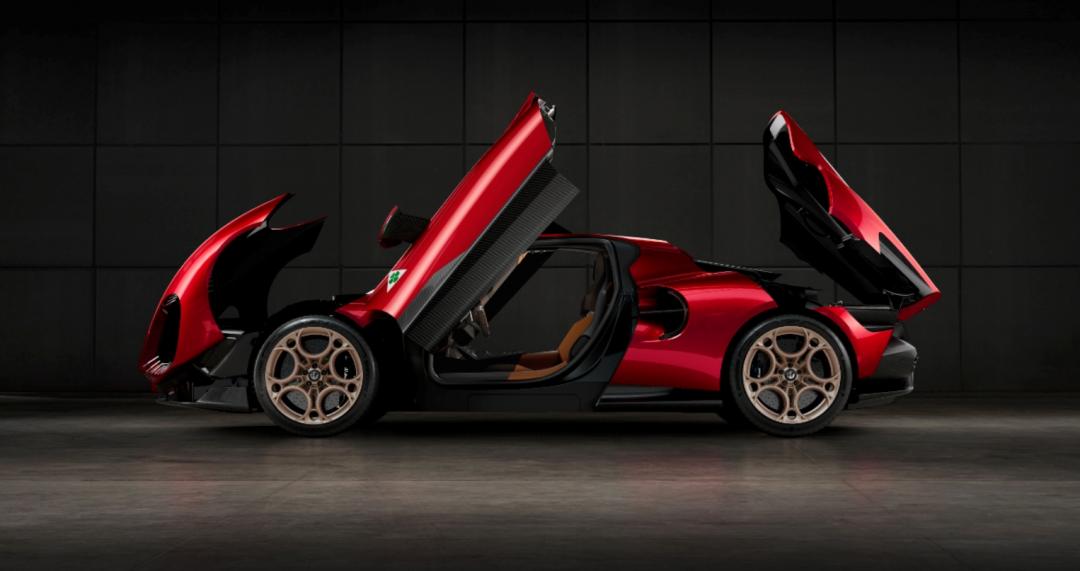 33 Stradale保留經典的上掀式蝴蝶車門，並同樣採用前後對開廂蓋設計。