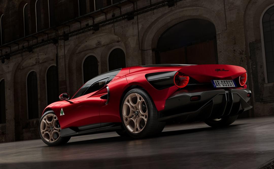 新世代33 Stradale保留多項經典元素，但透過現代設計手法重新詮釋。