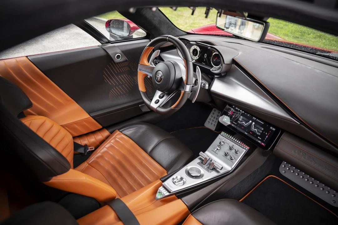 座艙採用極簡設計，透過鋁材、碳纖維與真皮營造獨特駕馭氛圍。