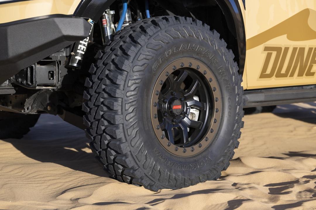 在長行程懸吊、越野輪圈及全地形胎的加持之下，在沙地上也能行動自如。
