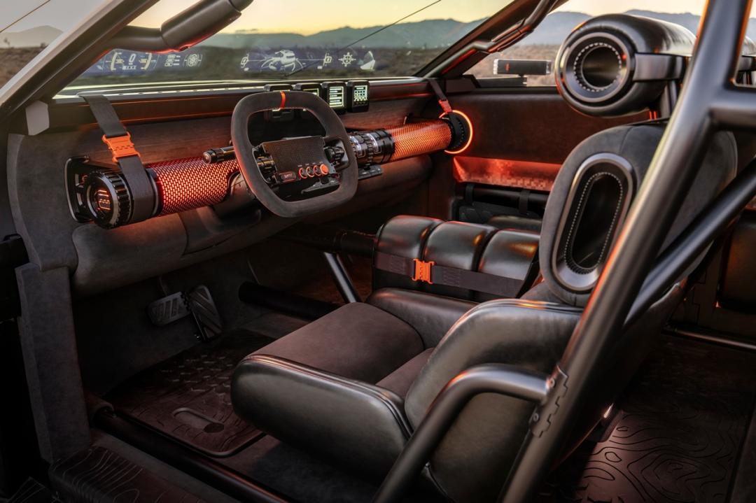 內裝鋪陳看起來相當有科技感，也兼顧實用機能性，方向盤上設有越野行車模式控鍵，方便駕駛進行操作。