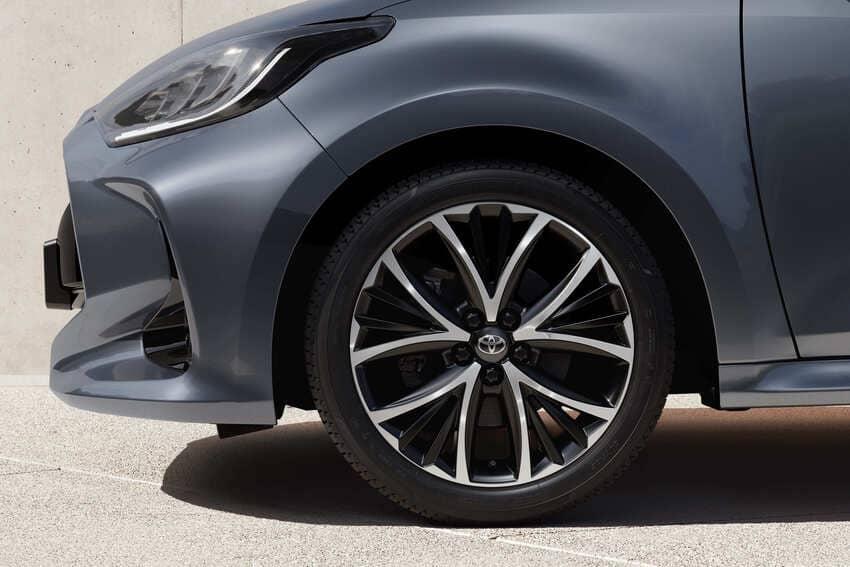天青灰車色及新款 17 吋雙色輪圈是新年式 Yaris 升級重點。