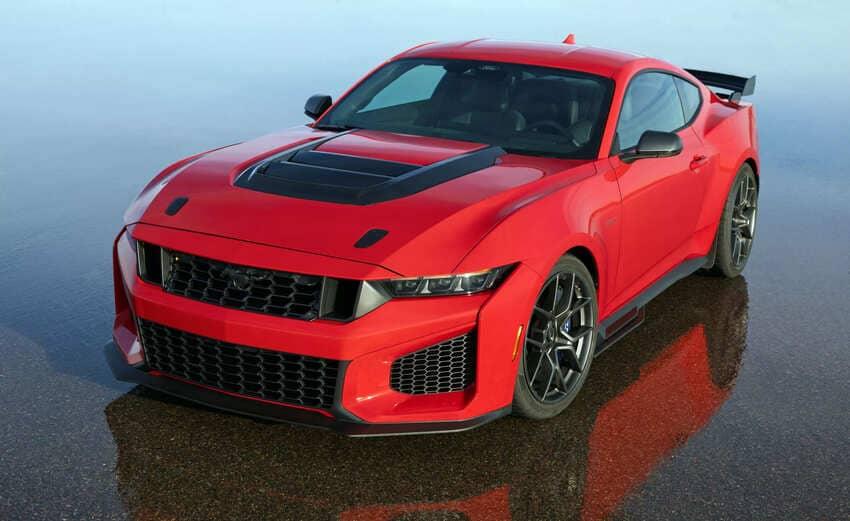 Mustang Dark Horse SC 擁有全新空力設計，打造更具張力的性能造型。