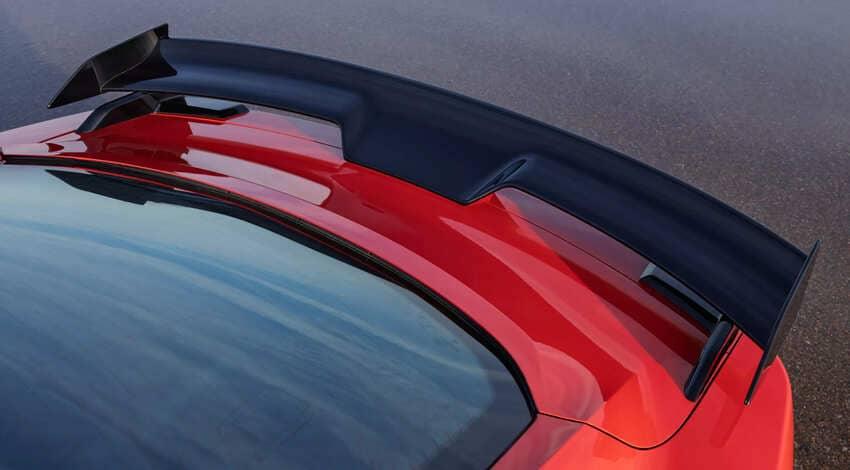 鴨尾事後廂蓋搭配擾流尾翼可提供足夠的高速下壓力。