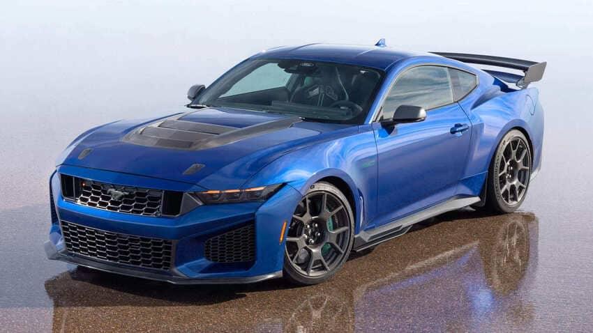 原廠提供 Track Pack 賽道套件可選，升級搭載碳纖維空力套件、輕量化碳纖維輪圈及 Brembo 碳纖維陶瓷煞車系統，提升操控表現。