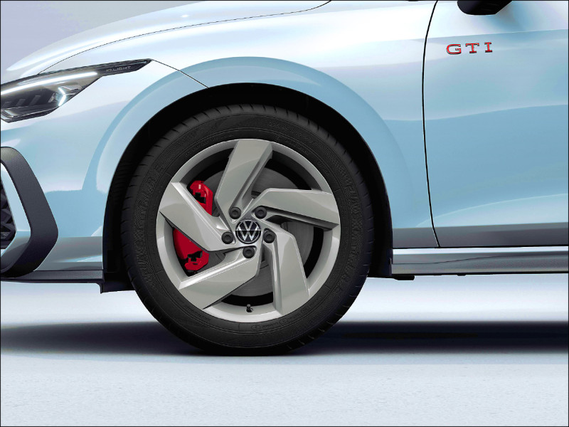 GTI銘牌、17吋旋風狀鋁圈及紅色煞車卡鉗，是特仕版車側造型的亮點所在。
