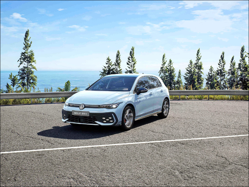 台灣福斯推出Golf GTI冰影純粹版特仕車，慶祝GTI問世50週年，售價147.8萬元。