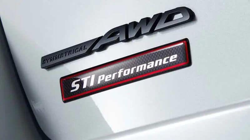 車尾設有 STI Performance 銘牌彰顯特仕身分。