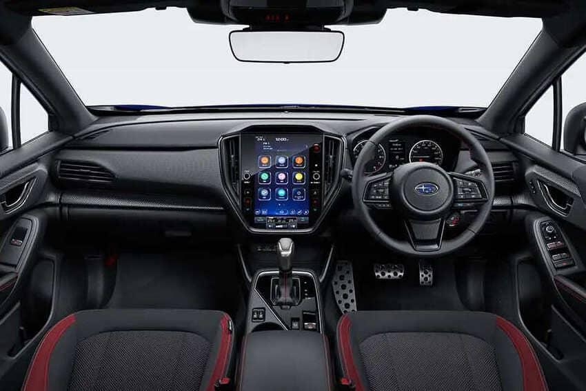 內裝維持既有配置，透過紅色元素加以妝點。