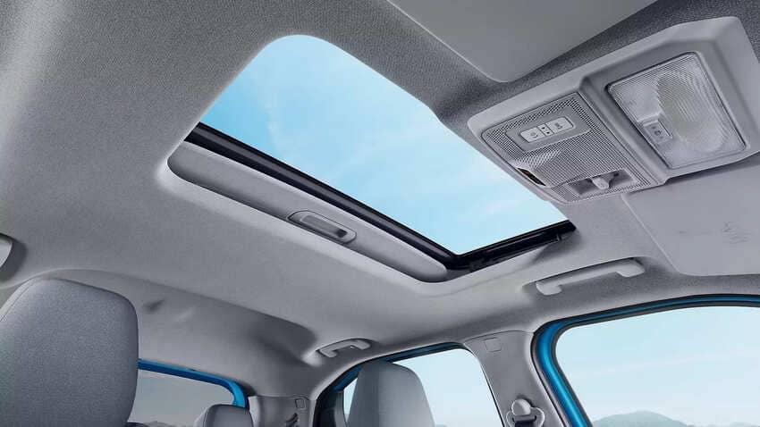 高階車型配有天窗，可提供座艙舒適度。
