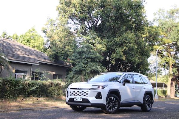 配備大升級！Toyota 推 RAV4 入門特仕車 一次補齊 JBL 音響、60W 快充