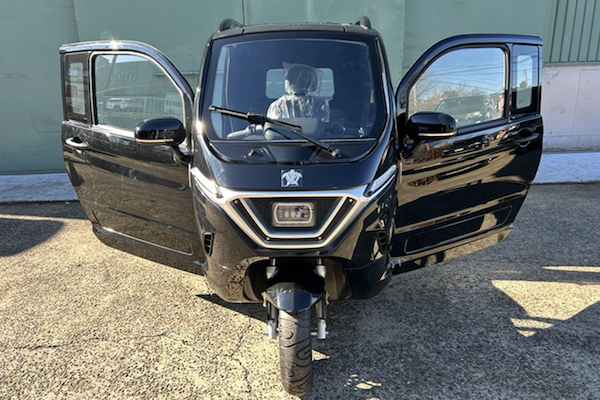 可坐 3 人還能上高速公路！日本電動三輪車 30 萬元有找