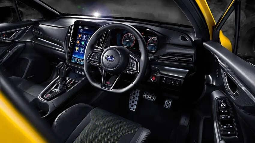 透過類麂皮材質強化熱血座艙氛圍。