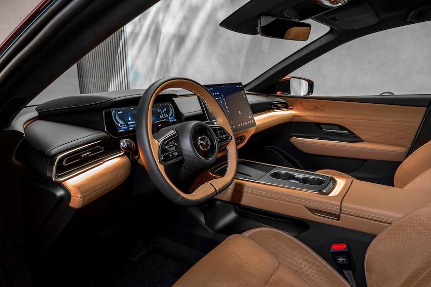 車艙取消過往的實體按鍵，大量採觸控設計。