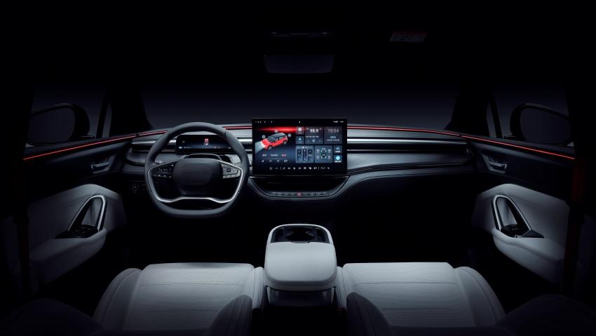 內裝配備 9.2 吋數位儀錶板與 15.6 吋懸浮式觸控螢幕。