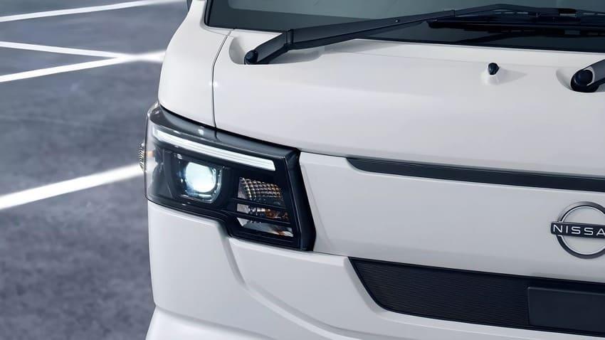 新款頭燈投射出銳利科技目光。