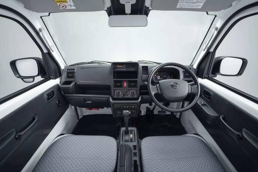 內裝變化不大，透過更新格局提升使用便利度，並追加配備強化科技感及行車安全。