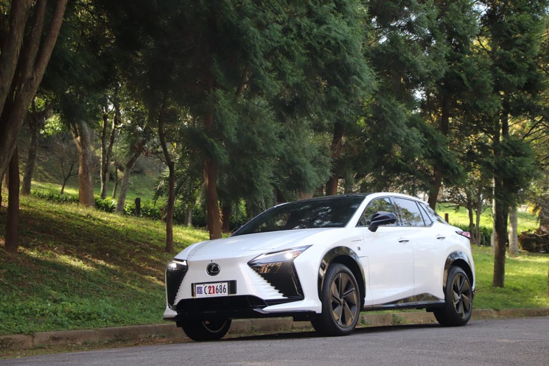 RZ 550e F Sport採Spindle Body設計，有外觀專屬配備，還可選擇雙色車身，展現個性風格。