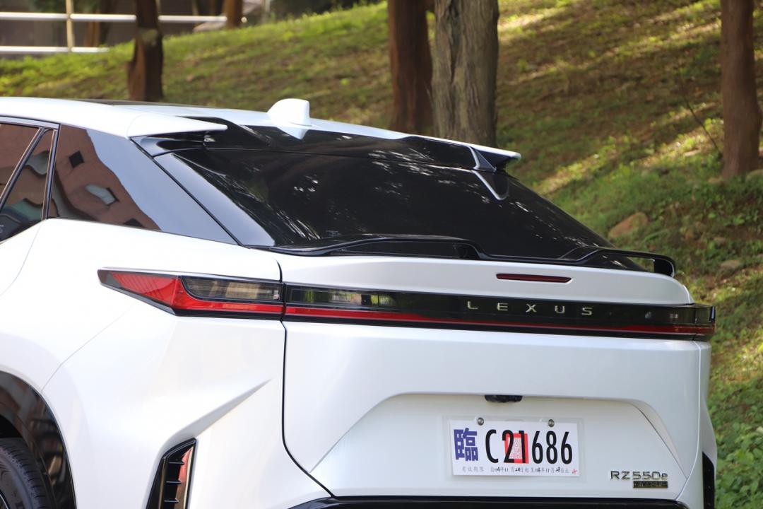 在低風阻的車身與導流尾翼設計下，讓氣流通過車體時更穩定，對高速時的行駛有所助益。