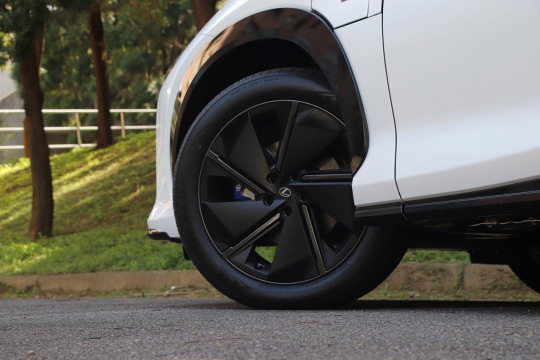 RZ 550e F Sport有專屬20吋AERO運動輪圈蓋，前輪尺寸為前235/50 R20，後輪為尺寸255/45 R20，著重在更強的後輪抓地力。