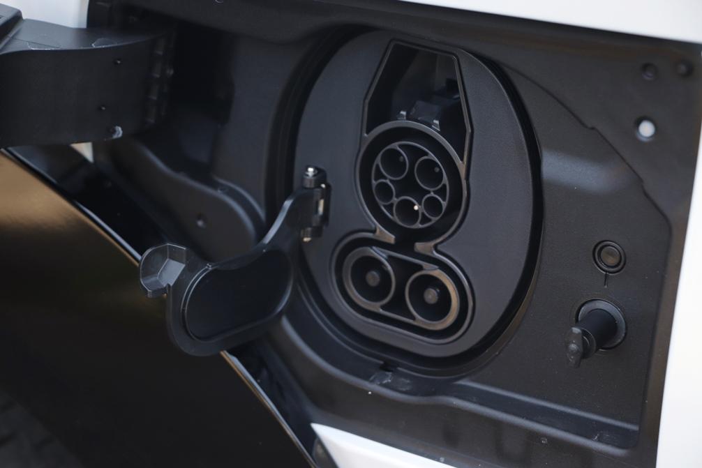 RZ 550e F Sport充電孔在左前方，快充規格為CCS1，功率為150kW，在改款後，充電效能比先前有所提升。