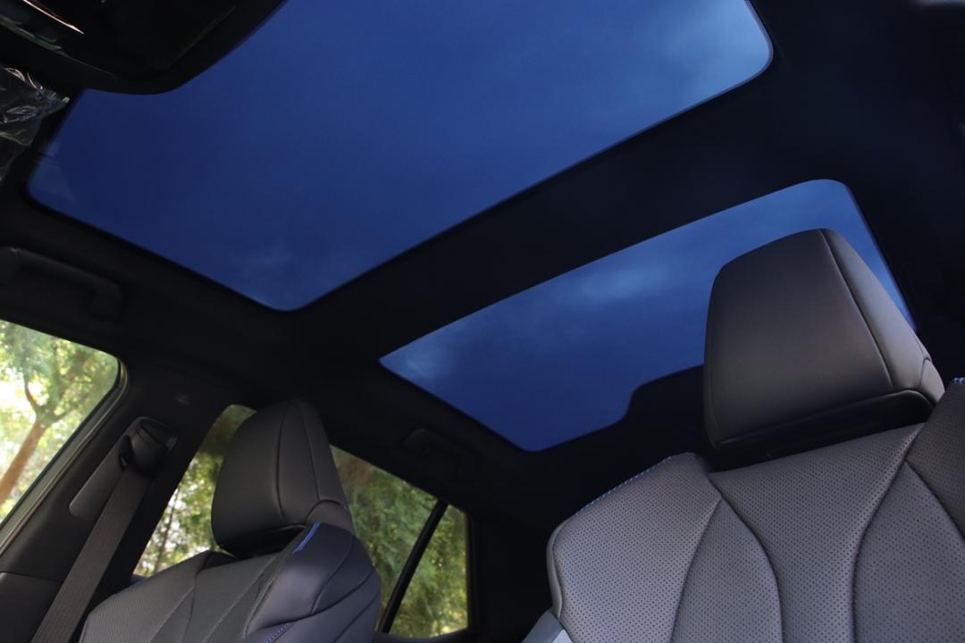 RZ 550e F Sport標配全景天窗，可啟動霧化功能，豔陽高照下，乘客頭部周圍溫度可降低近10度，避免曝曬造成的不適。