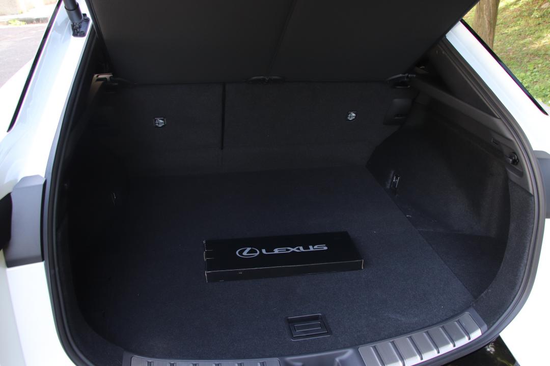 後行李廂空間為522公升，後座放倒後，可提升到1,451公升，足以擺放三組高爾夫球袋。