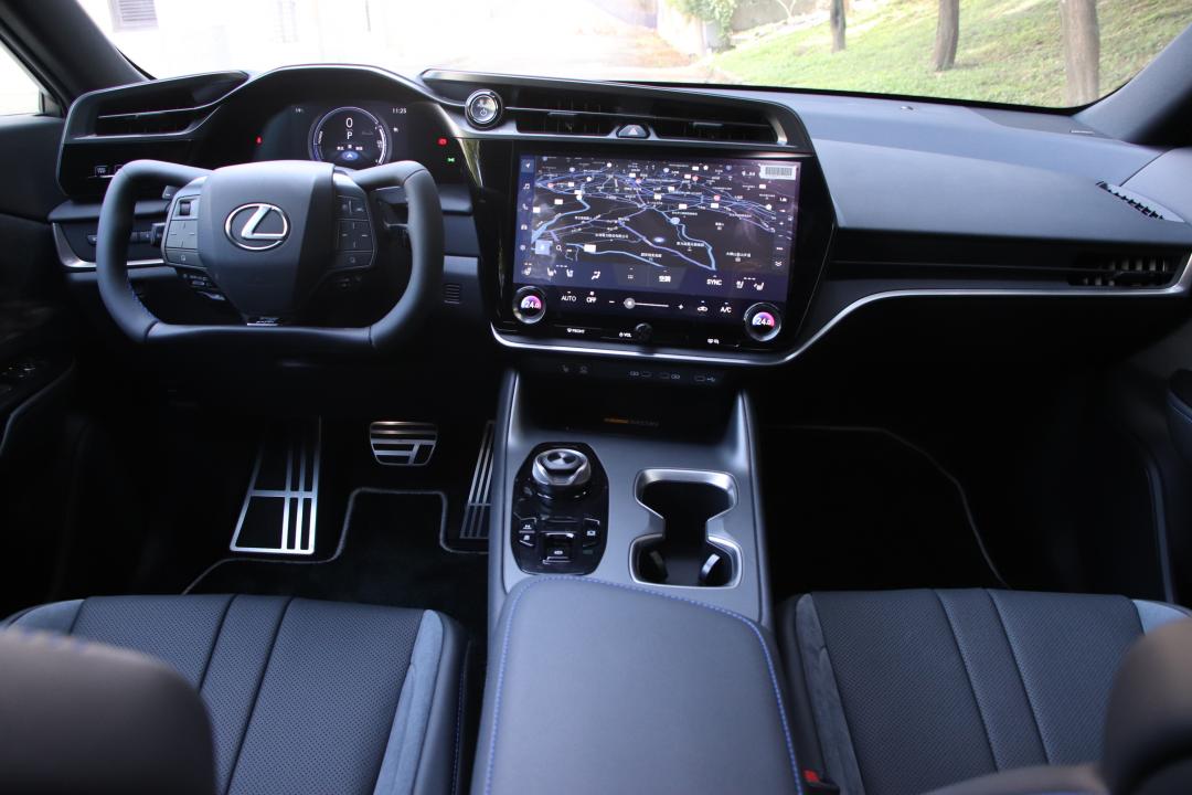 RZ 550e F Sport延續先前的全環繞駕駛座艙理念，訴求為駕駛導向的佈局。