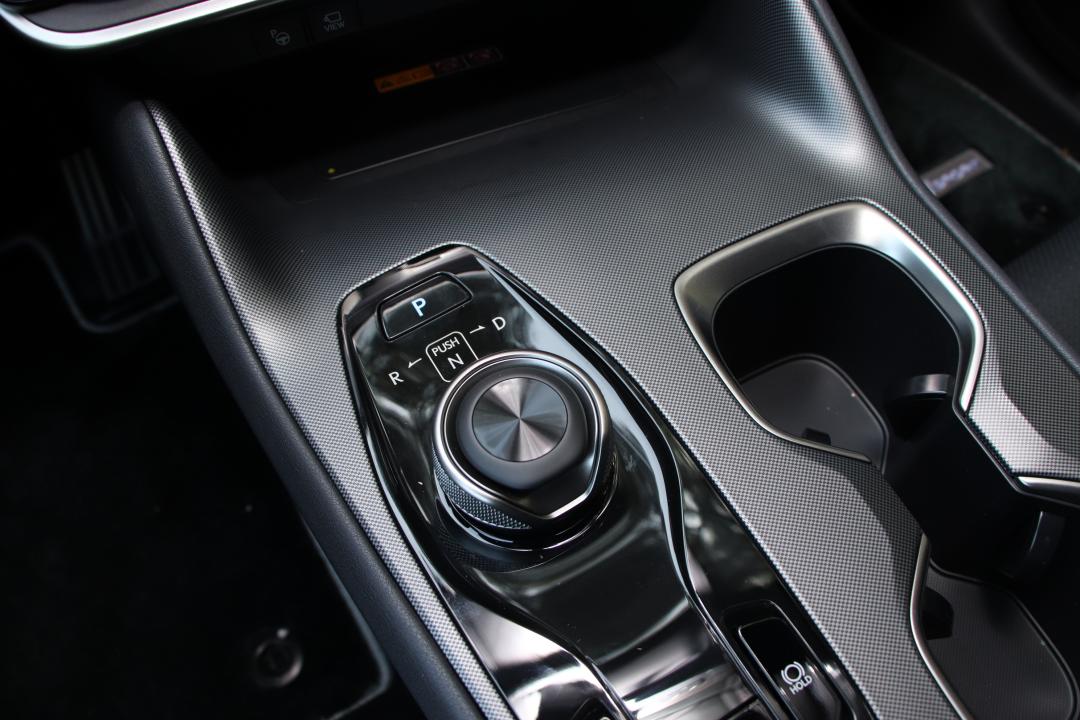 採用旋鈕式的線傳排檔，向右為D檔前進檔，向左則為R檔倒退檔，向下壓則為N檔空檔，不同於傳統排檔桿的操作。