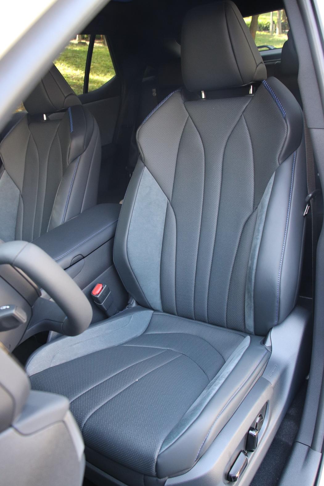 Ultrasuede人造麂皮座椅讓腰部有明顯包覆效果，雙前座都有通風與加熱功能。