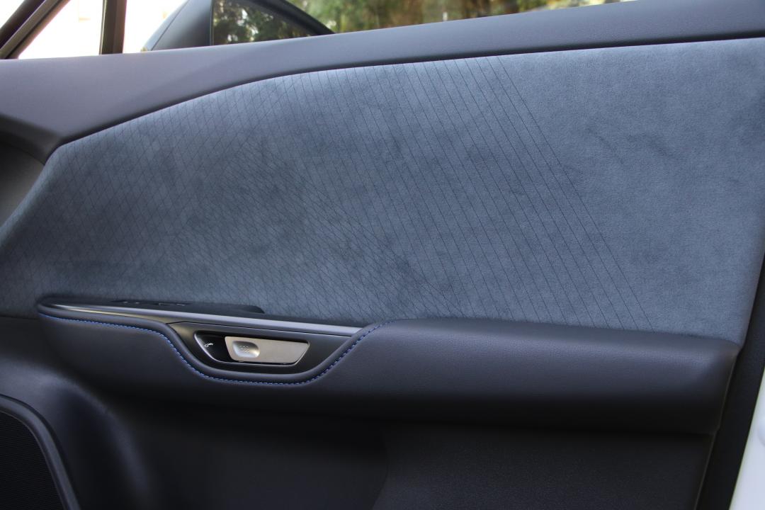 RZ 550e F Sport的內門飾板以交錯斜線與幾何構圖的雷射雕刻紋理，觸感舒適，也有別於傳統的皮革、塑料材質。