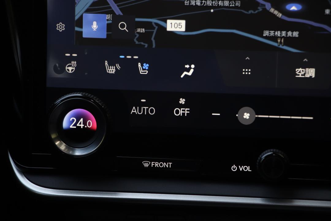 車內功能整合到14吋中控螢幕後，仍保留空調與音量的實體旋鈕，開車時視線不用離開前方也能順利操控。