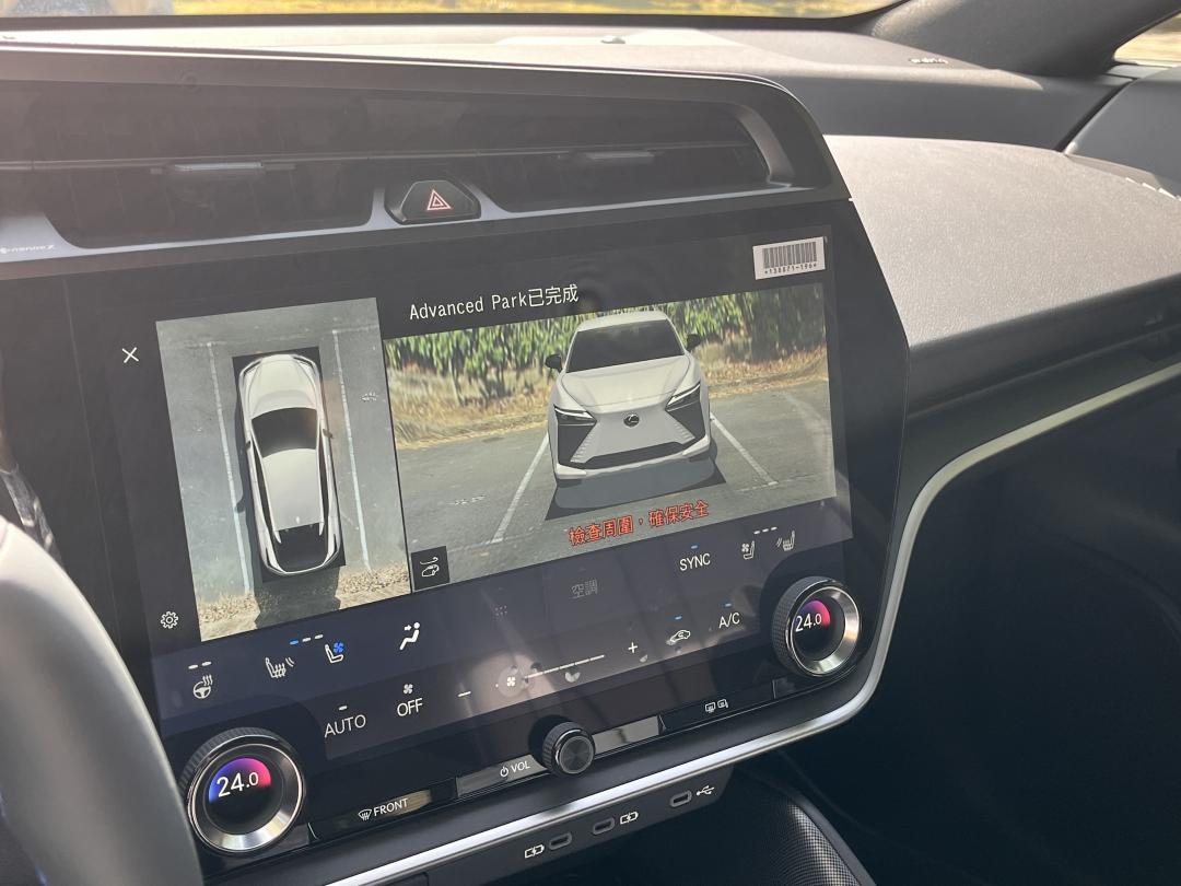 具備自動停車輔助，支援倒車入庫與路邊停車，還能記憶3組停車位置，適合家中有固定車位的駕駛使用。