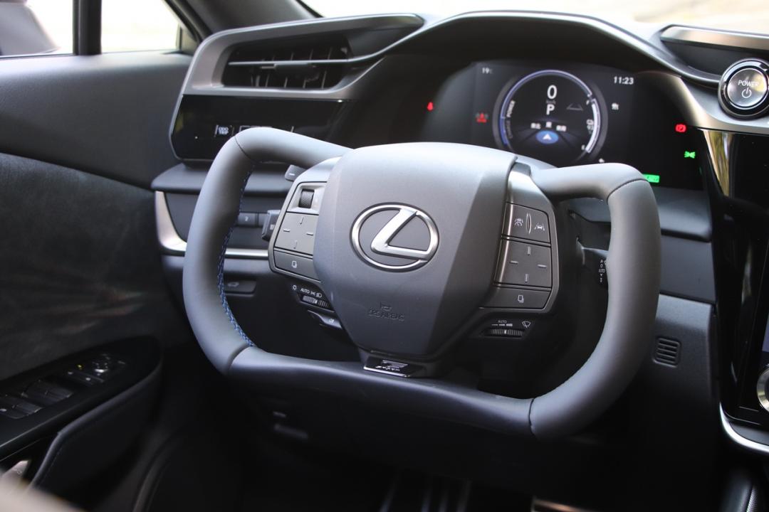 RZ 550e F Sport配置專屬的線控運動化方向盤，左右轉向範圍變短，可以提升在彎道的操控表現。