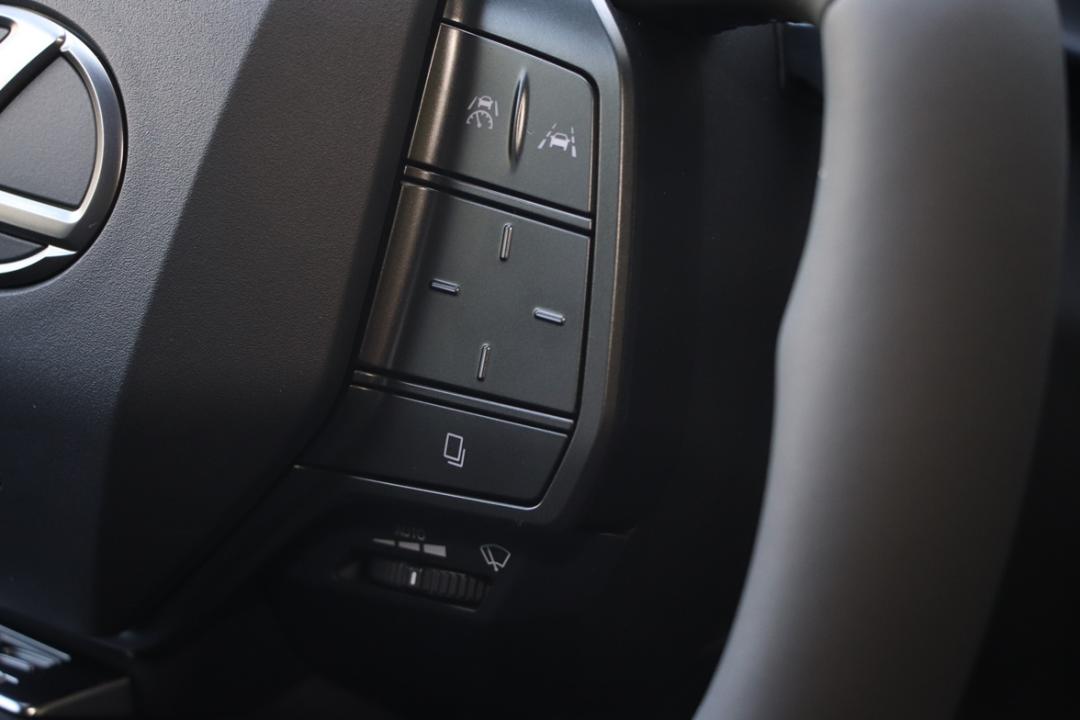 方向盤快捷鍵採雙層功能選單，另整合雨刷功能。