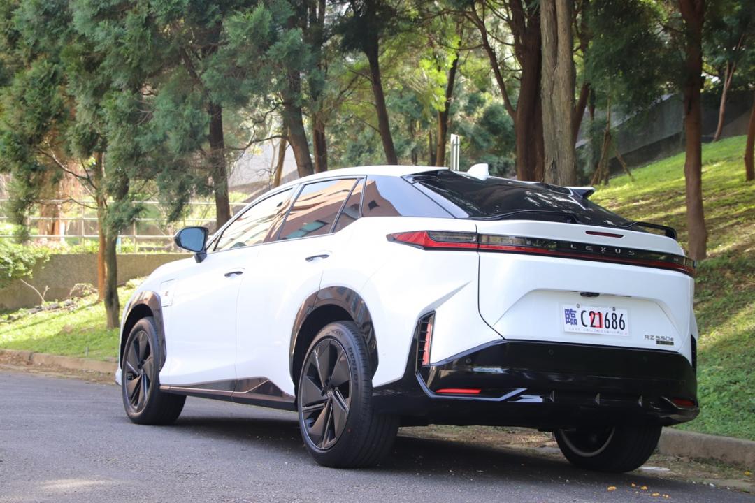 Lexus RZ 550e F Sport不只是一輛安靜的豪華電動車，還可以有燃油車的換檔樂趣。