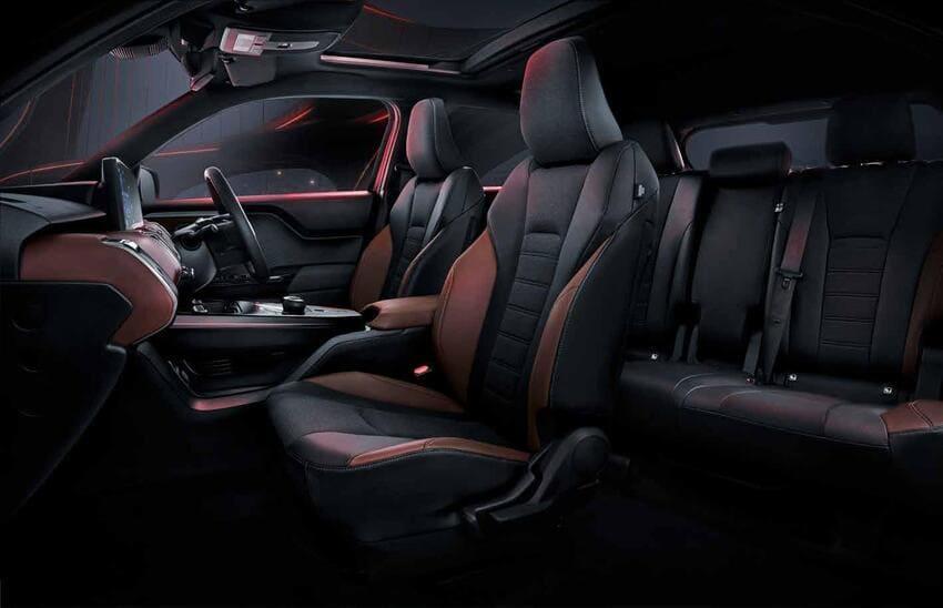 雙色設計提升內裝質感。