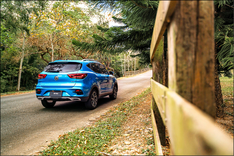 都會潮流風格外觀結合光條設計的燈組，讓ZS深受年輕族群喜愛。