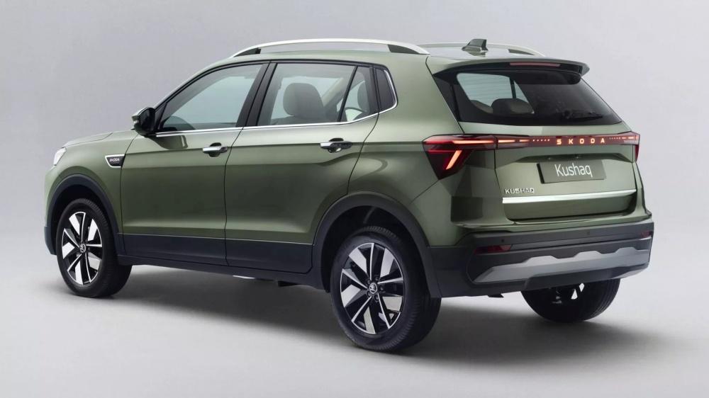 車尾採貫穿尾燈組配合發光 SKODA 字樣。