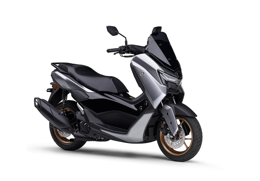 有半光澤高亮度的銀色車色，帶有金屬質感，能凸顯車身陰影，賦予時尚都市外觀，是 NMAX155 ABS 專屬車色。 